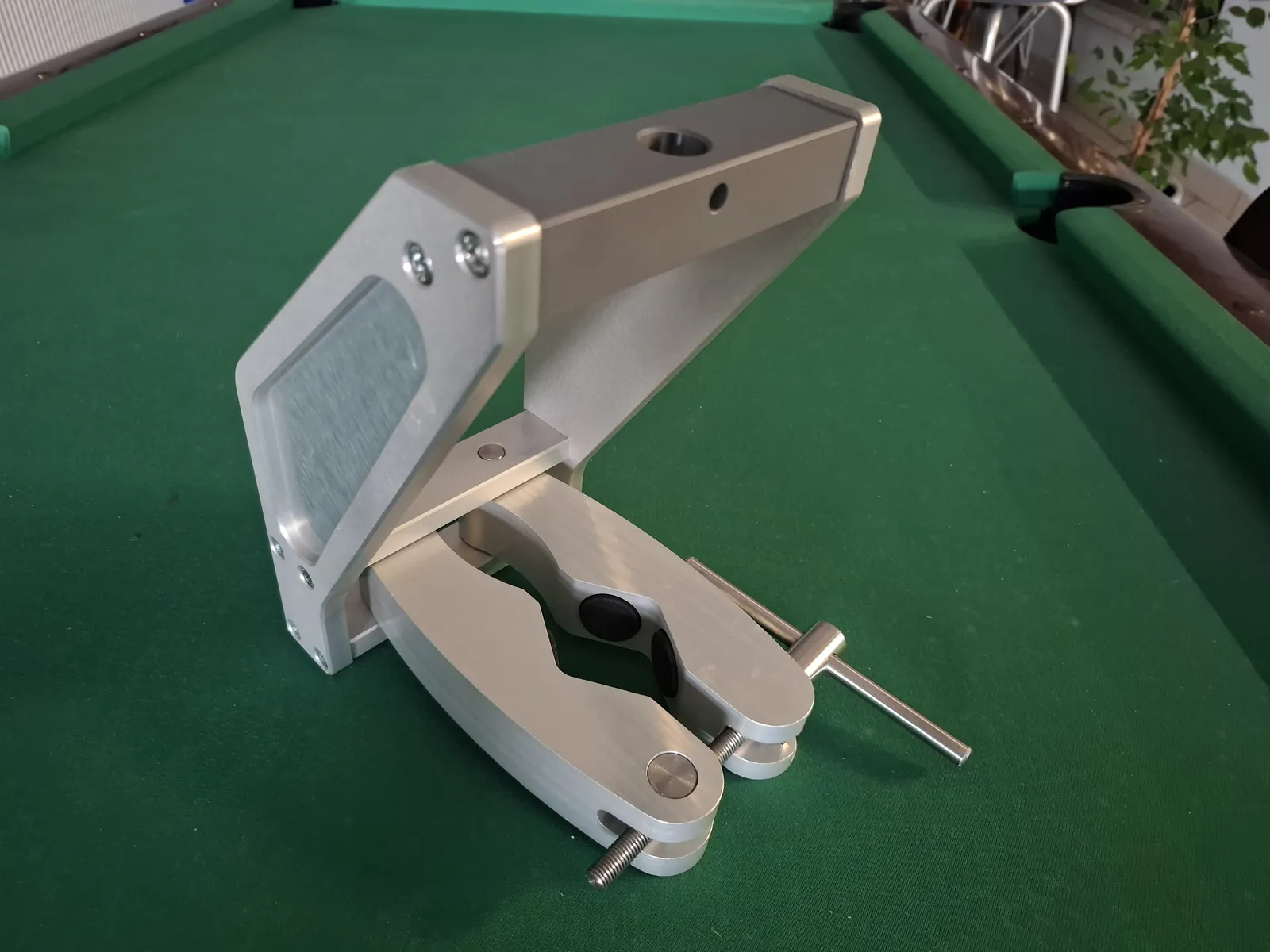 Aluminium part with a lever and a clamp