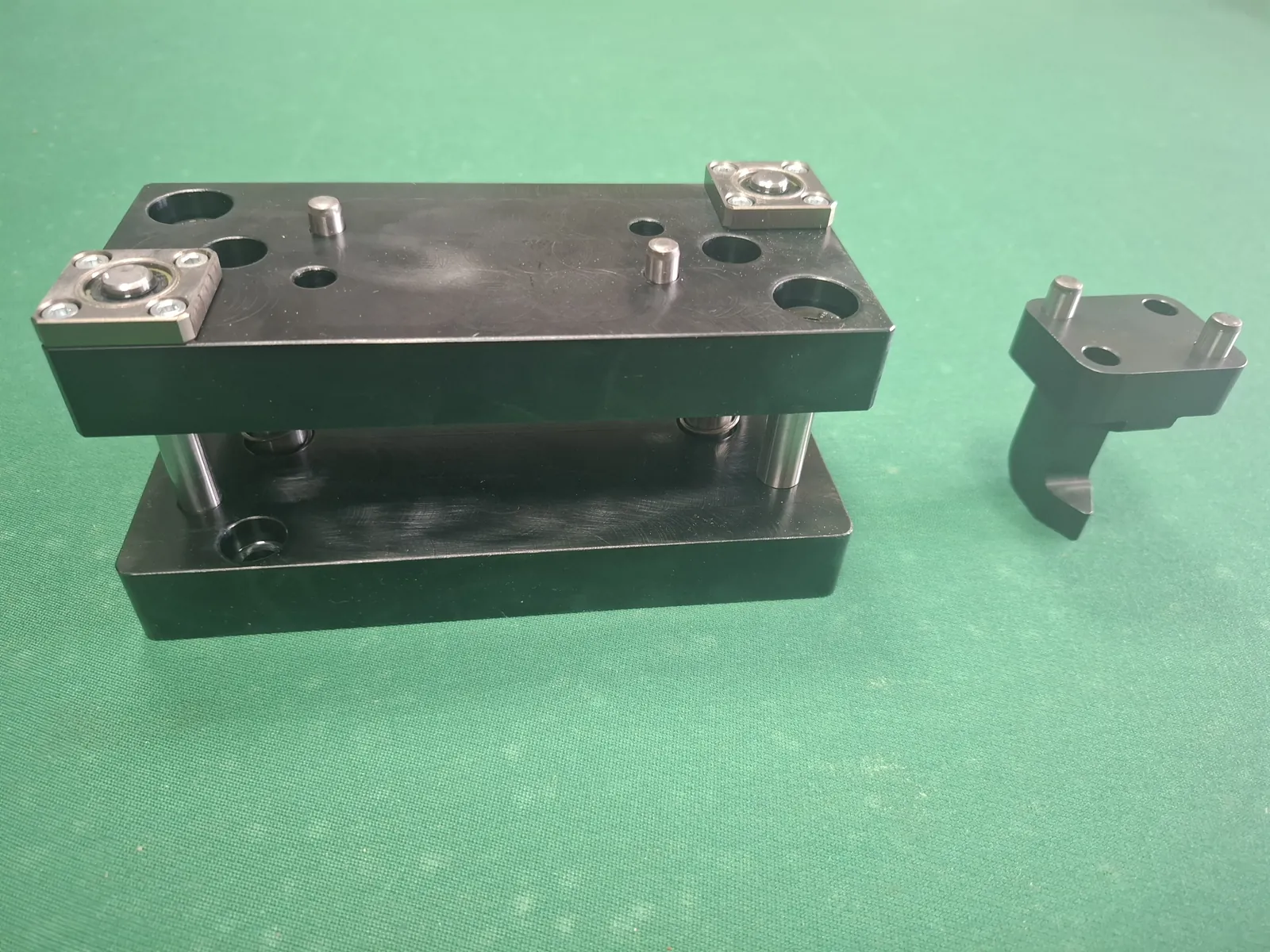 Fixture made of two plates on guide columns and a separate part beside it